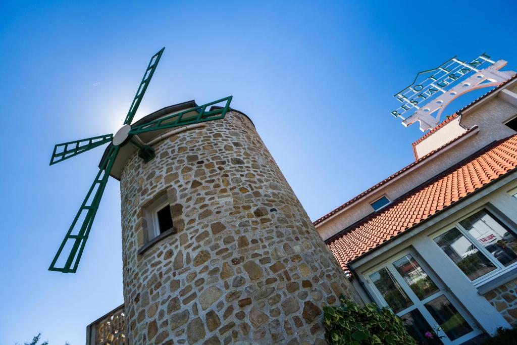 Logis Hotel Le Moulin Des Gardelles Riom Kültér fotó